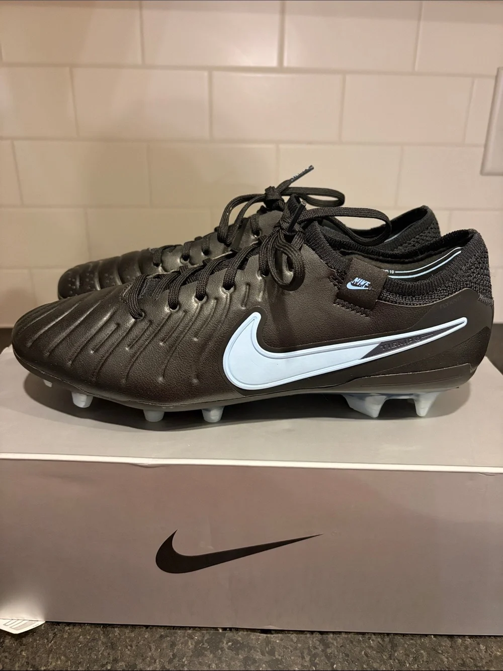 Nike Tiempo Legend 10 Elite FG Men’s 7.5/Women’s 9 NWB and Shoe bag